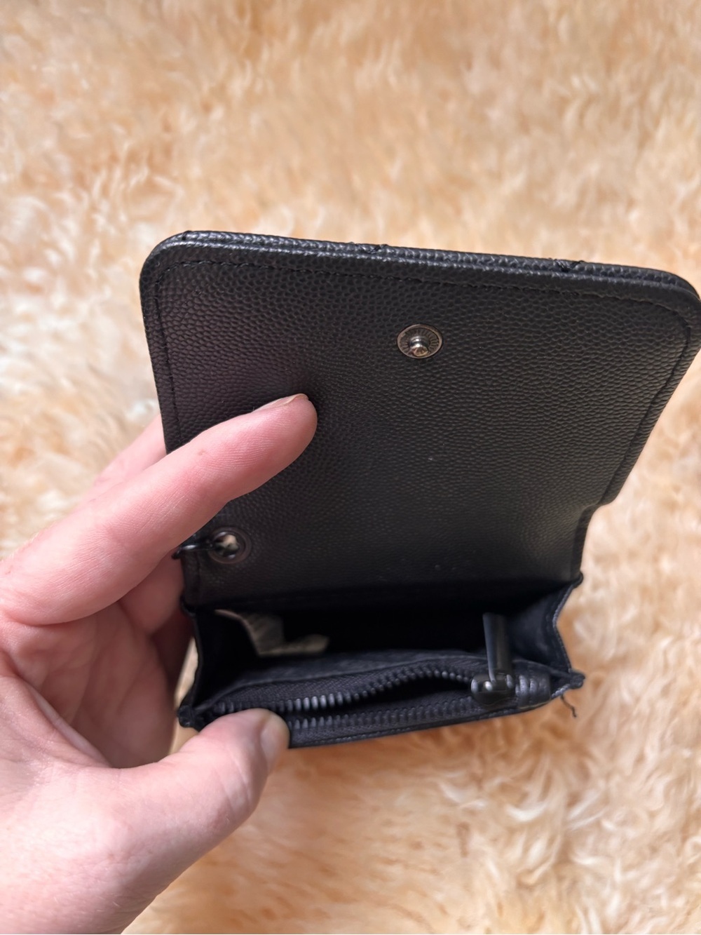 Steve Madden Black Quilted Mini Wallet Keychain - Picture 4 of 4